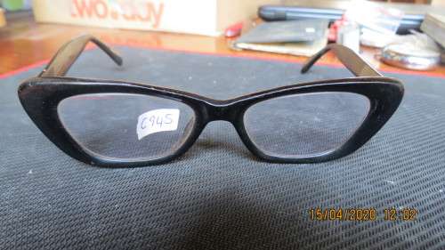 black frame vintage splendour stanley glasses, as per photo