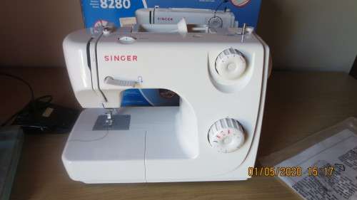 Singer sewing machine, in very good condition, hardly used,............, as per photo