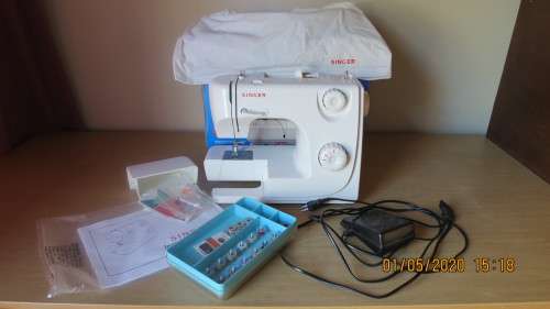 Singer sewing machine, in very good condition, hardly used,............, as per photo