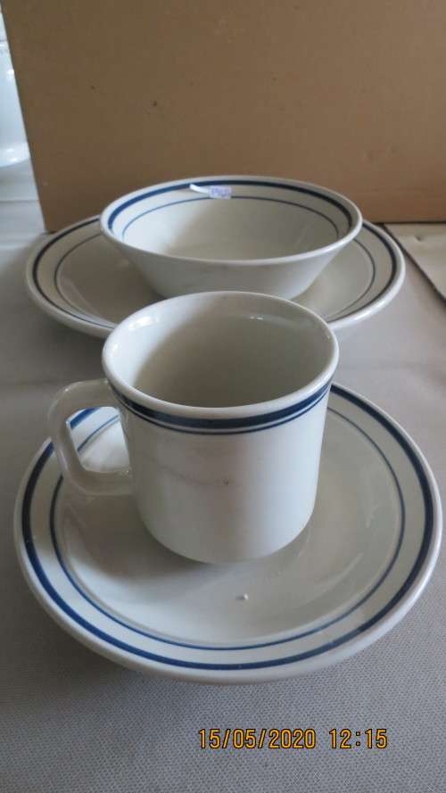 stoneware dinner set, 5 dinners plates, 4 side plates, 4 bowls and 3 cups, as per photo