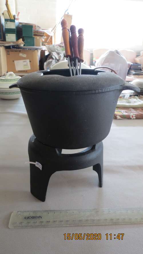 cast iron foundo set with stand, burner, pot and 6 folks, as per photo