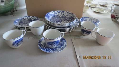 blue and white dinner set, 5 dinner plates, 4 side plates, 3 bowls...........,as per photo