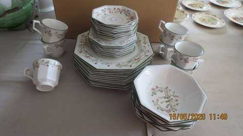 Johnson Bro's 6 place dinner set, 6 dinner plates, 6 side plates,.............,as per photo's