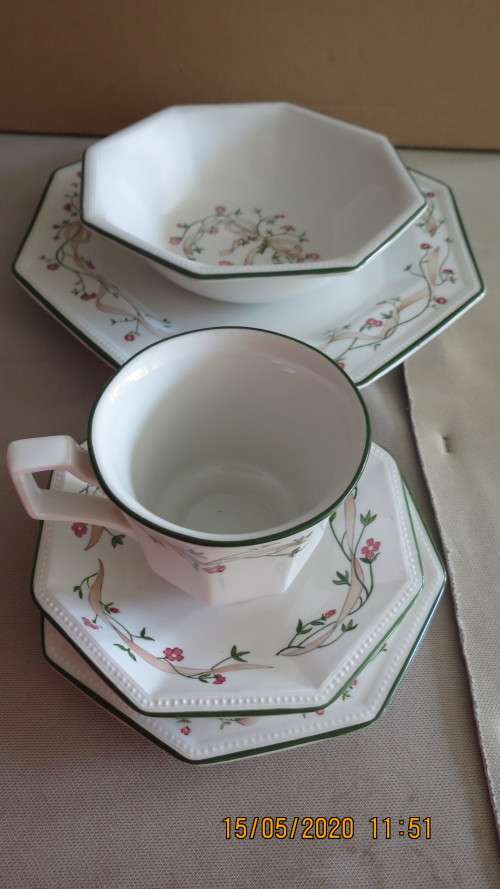 Johnson Bro's 6 place dinner set, 6 dinner plates, 6 side plates,.............,as per photo's