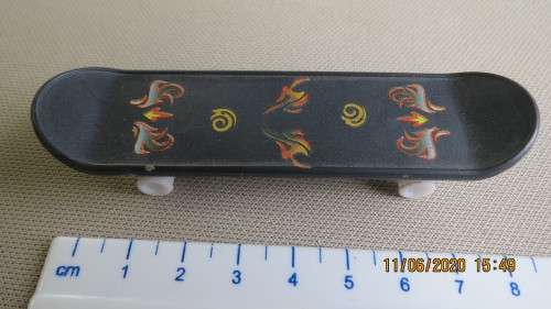 finger skateboard, as per photo