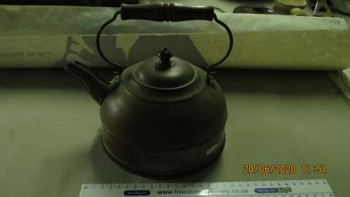 copper kettle by Paul Revere, made in USA, base 18 cm diameter, as per photo