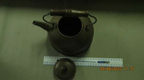 copper kettle by Paul Revere, made in USA, base 18 cm diameter, as per photo