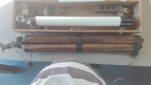 vintage Japanese telescope, needs to be cleaned and adjusted in original box,.........,as per photos