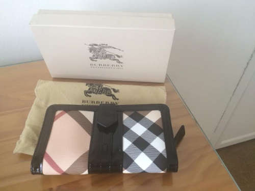 Burberry black-trimmed wallet - unused
