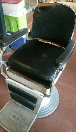 BARBER CHAIR - OLD SCHOOL NIKE BARBER CHAIR