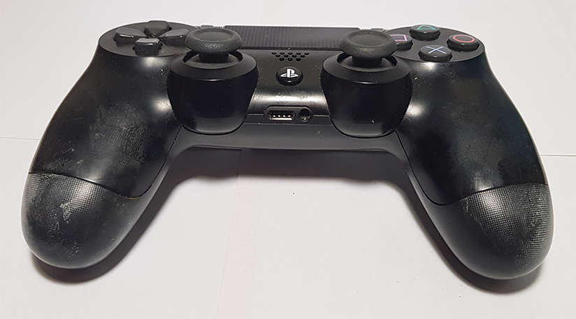 PlayStation 4 Gen1 Console + 1 V2 PS4 Controller + Fortnite (preloaded) or Apex Legends + 5 PS4Games