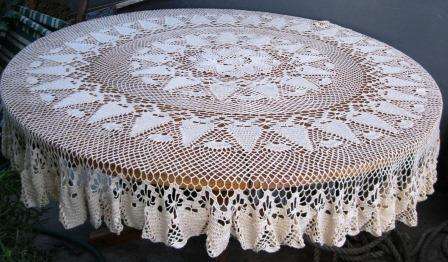 VINTAGE HAND CROCHET ROUND TABLE CLOTH
