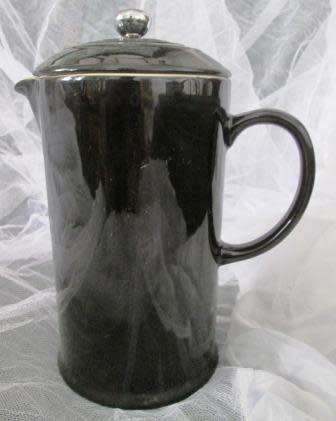BRAND NEW LE CREUSET COFFEE POT/PLUNGER