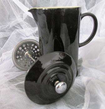 BRAND NEW LE CREUSET COFFEE POT/PLUNGER