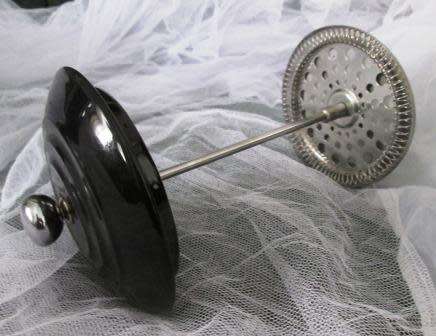 BRAND NEW LE CREUSET COFFEE POT/PLUNGER