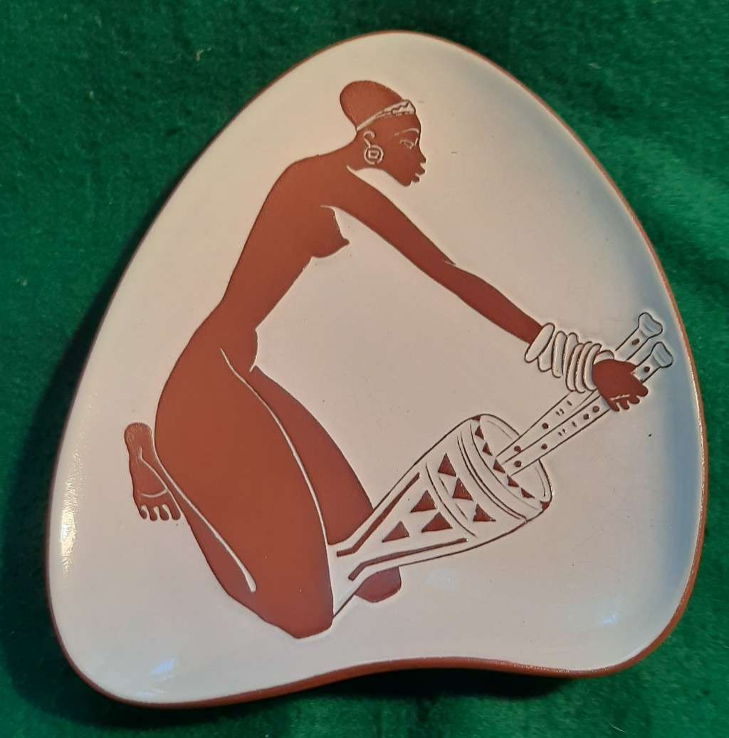 KALAHARI POTTERY WALL PLATE DEPICTING AFRICAN WOMAN