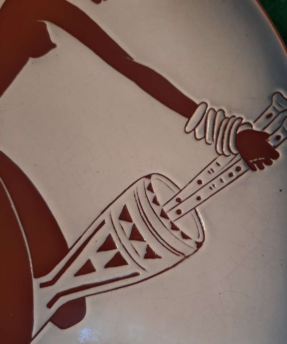 KALAHARI POTTERY WALL PLATE DEPICTING AFRICAN WOMAN