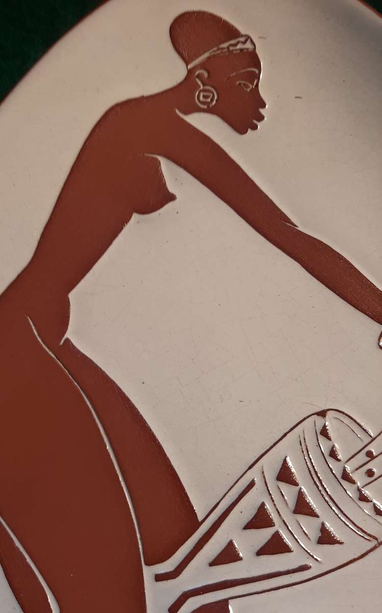 KALAHARI POTTERY WALL PLATE DEPICTING AFRICAN WOMAN