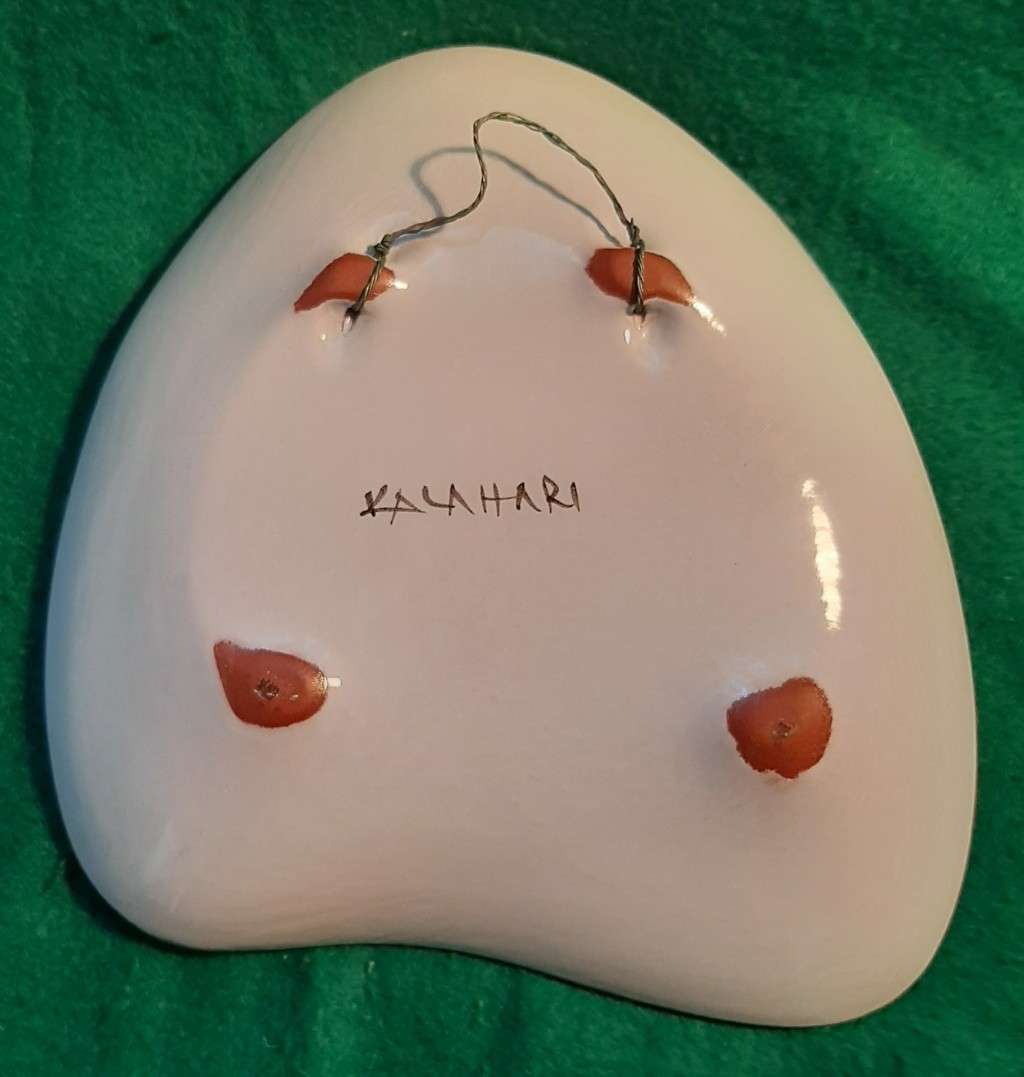 KALAHARI POTTERY WALL PLATE DEPICTING AFRICAN WOMAN