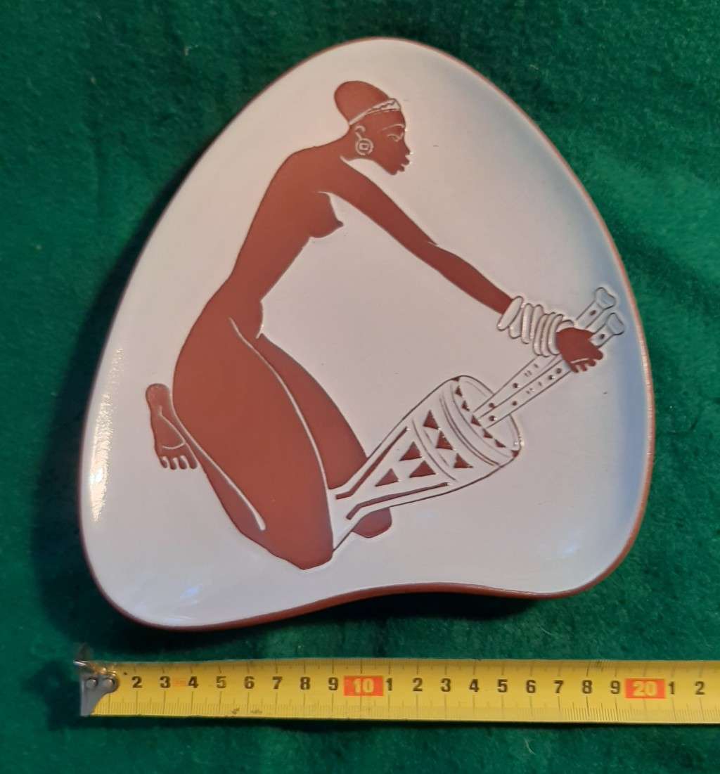 KALAHARI POTTERY WALL PLATE DEPICTING AFRICAN WOMAN