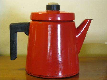 LARGE MID CENTURY FINEL RED ENAMEL COFFEE POT DESIGNED IN 1957  BY ANTTI NURMESNIEMI