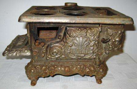 OLD CAST IRON ROYAL TOY STOVE