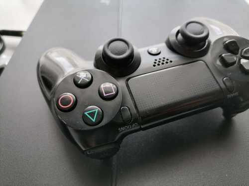 Playstation 4 1TB + 8 Games