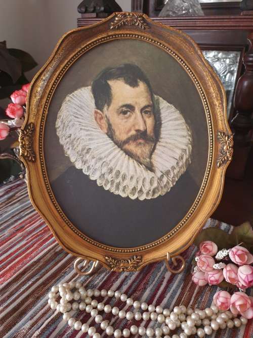 Vintage Look Picture Frame with Stand