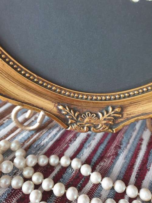 Vintage Look Picture Frame with Stand