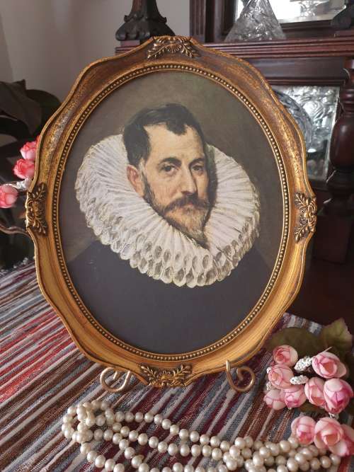 Vintage Look Picture Frame with Stand