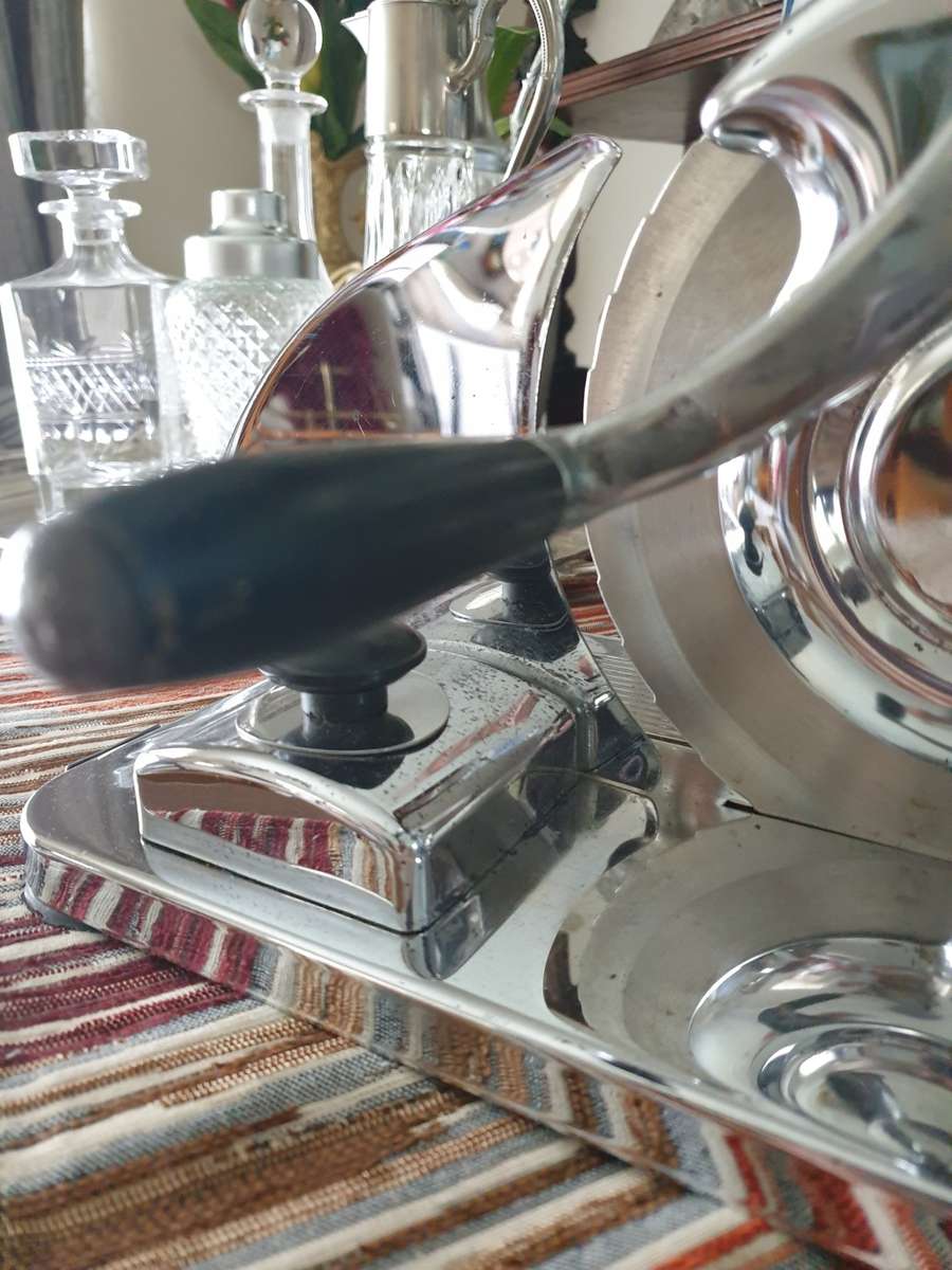 VINTAGE BREAD SLICER FOR YOUR KITCHEN