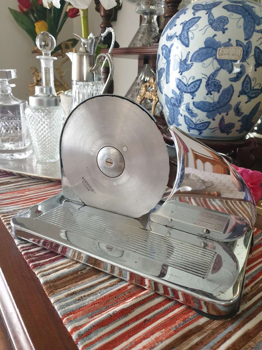VINTAGE BREAD SLICER FOR YOUR KITCHEN