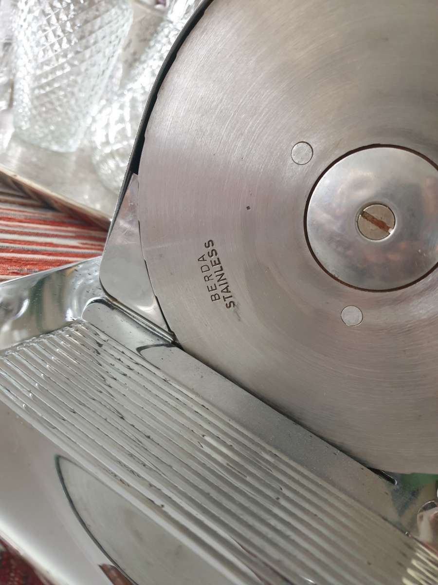 VINTAGE BREAD SLICER FOR YOUR KITCHEN