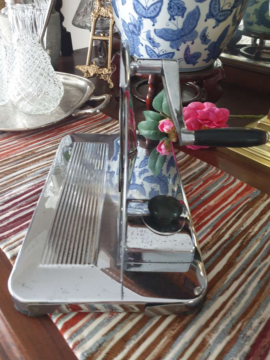 VINTAGE BREAD SLICER FOR YOUR KITCHEN
