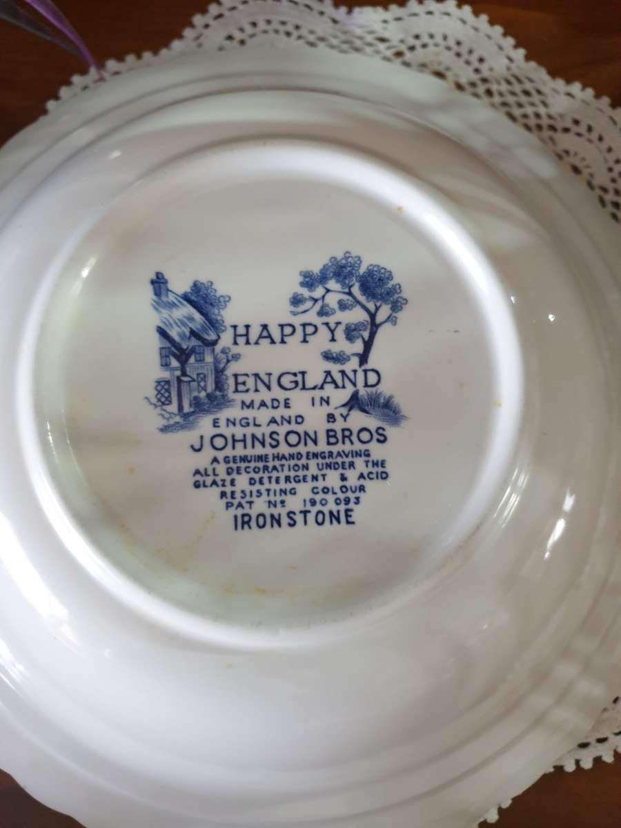 Happy England  by JOHNSON BROTHERS | BLUE & WHITE | VEGGIE BOWL WITH LID | 02
