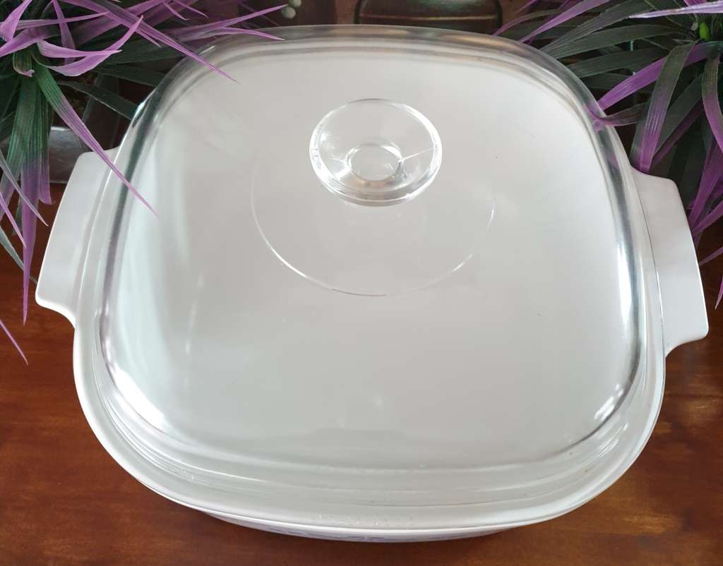 LARGE CORNING WARE BOWL WITH LID | MADE IN THE USA | VERY GOOD CONDITION |