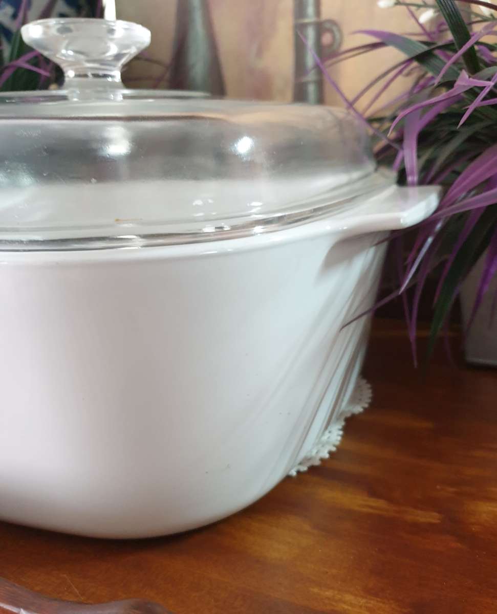 LARGE CORNING WARE BOWL WITH LID | MADE IN THE USA | VERY GOOD CONDITION |