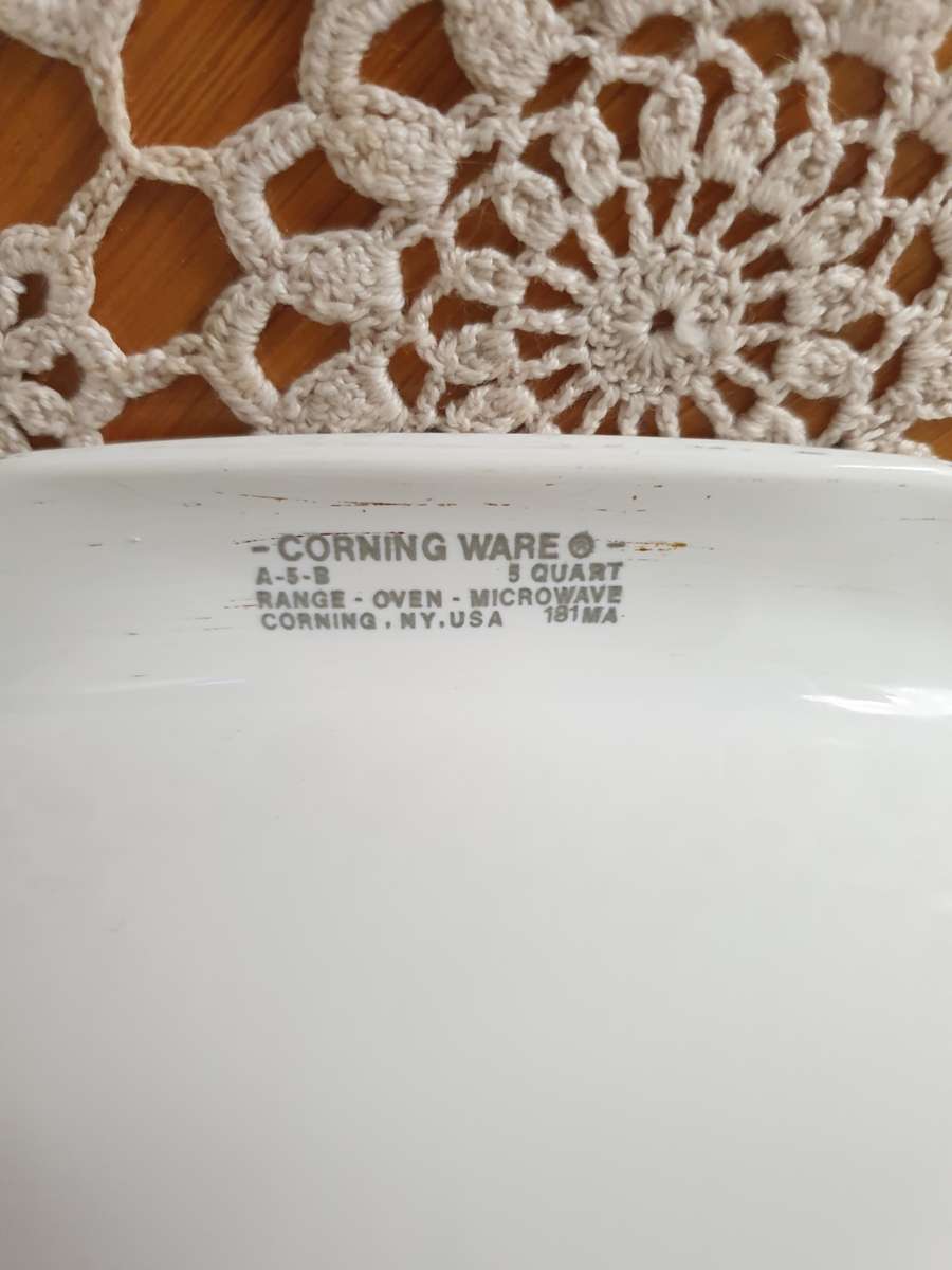 LARGE CORNING WARE BOWL WITH LID | MADE IN THE USA | VERY GOOD CONDITION |