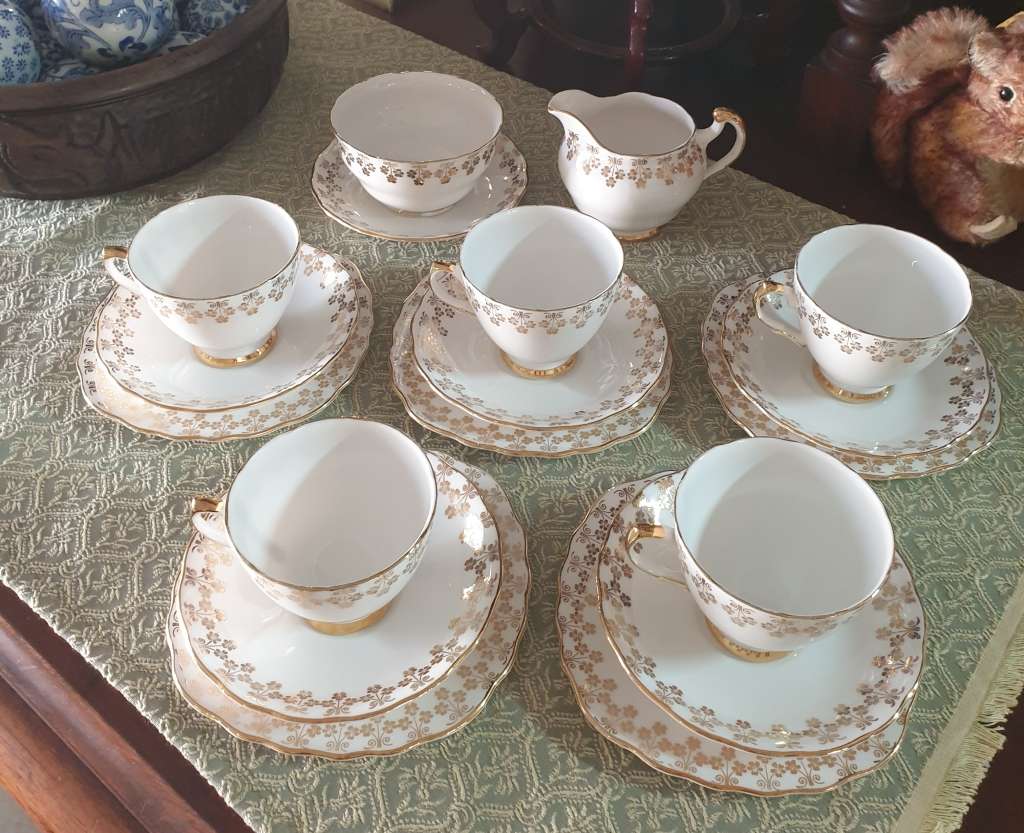 COLCLOUGH RIDGWAY POTTERIES BONE CHINA | SET WITH CAKE PLATE | ENGLAND |