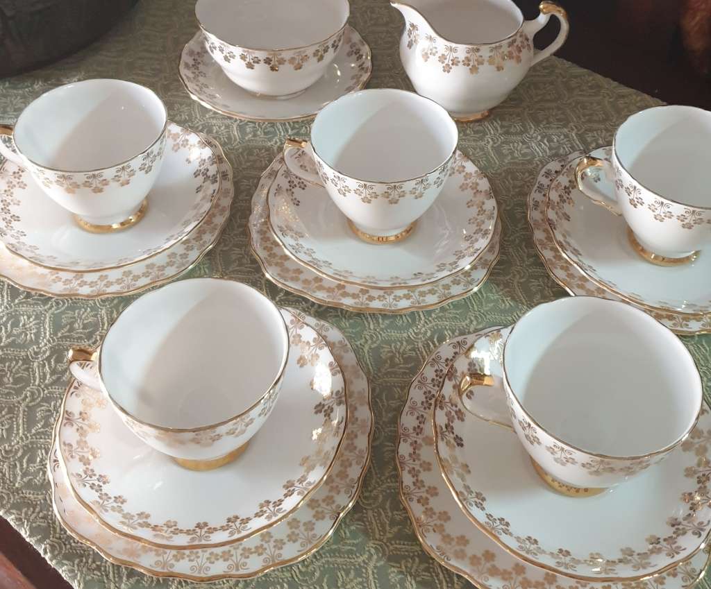 COLCLOUGH RIDGWAY POTTERIES BONE CHINA | SET WITH CAKE PLATE | ENGLAND |
