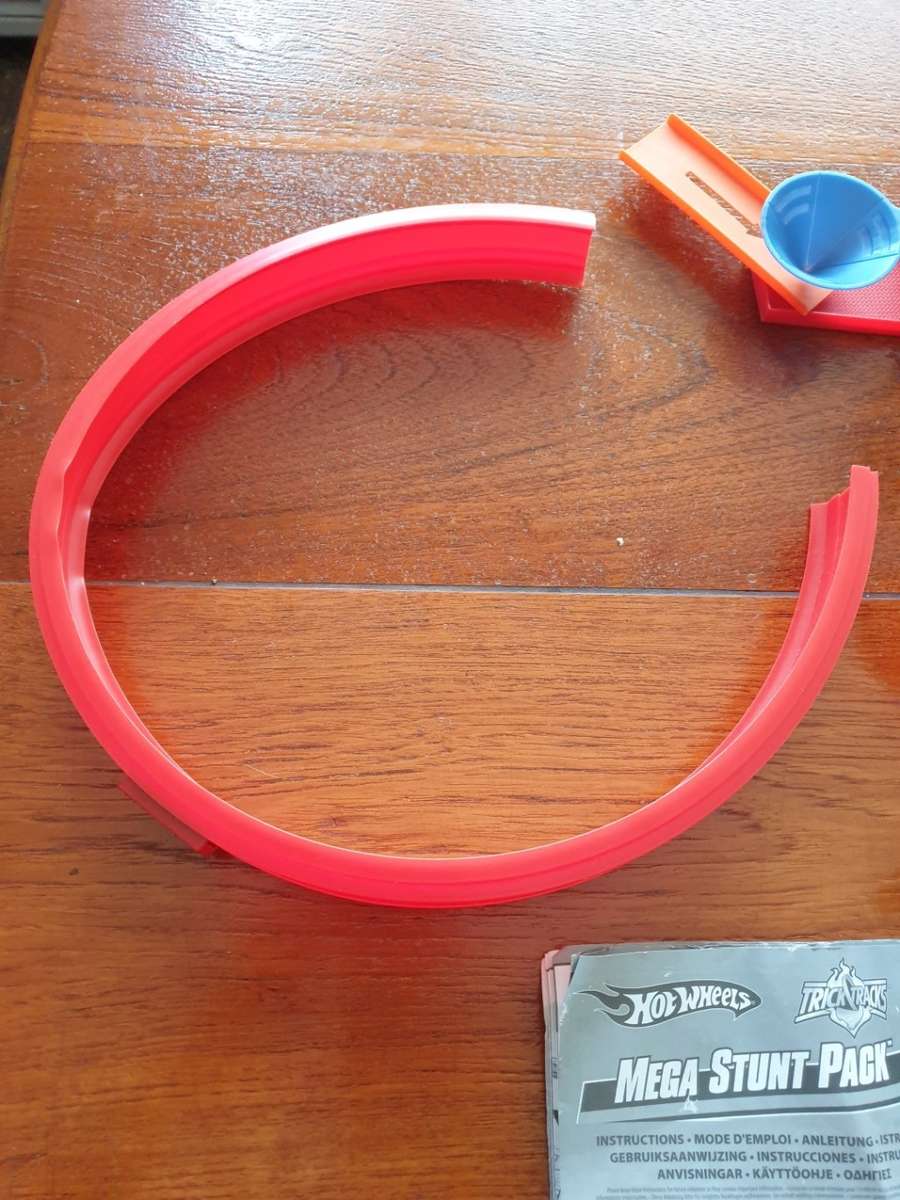 Hot Wheels mega stunt pack trick tracks   RETAIL R2199