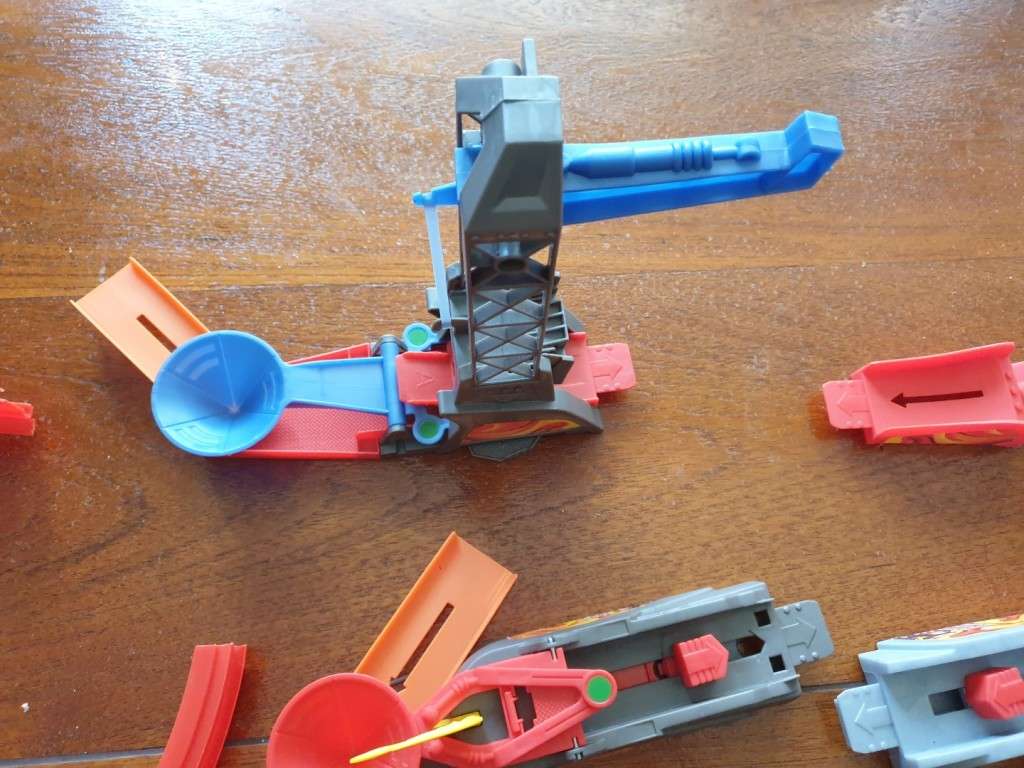 Hot Wheels mega stunt pack trick tracks   RETAIL R2199