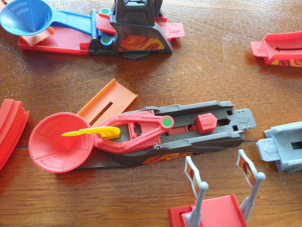 Hot Wheels mega stunt pack trick tracks   RETAIL R2199