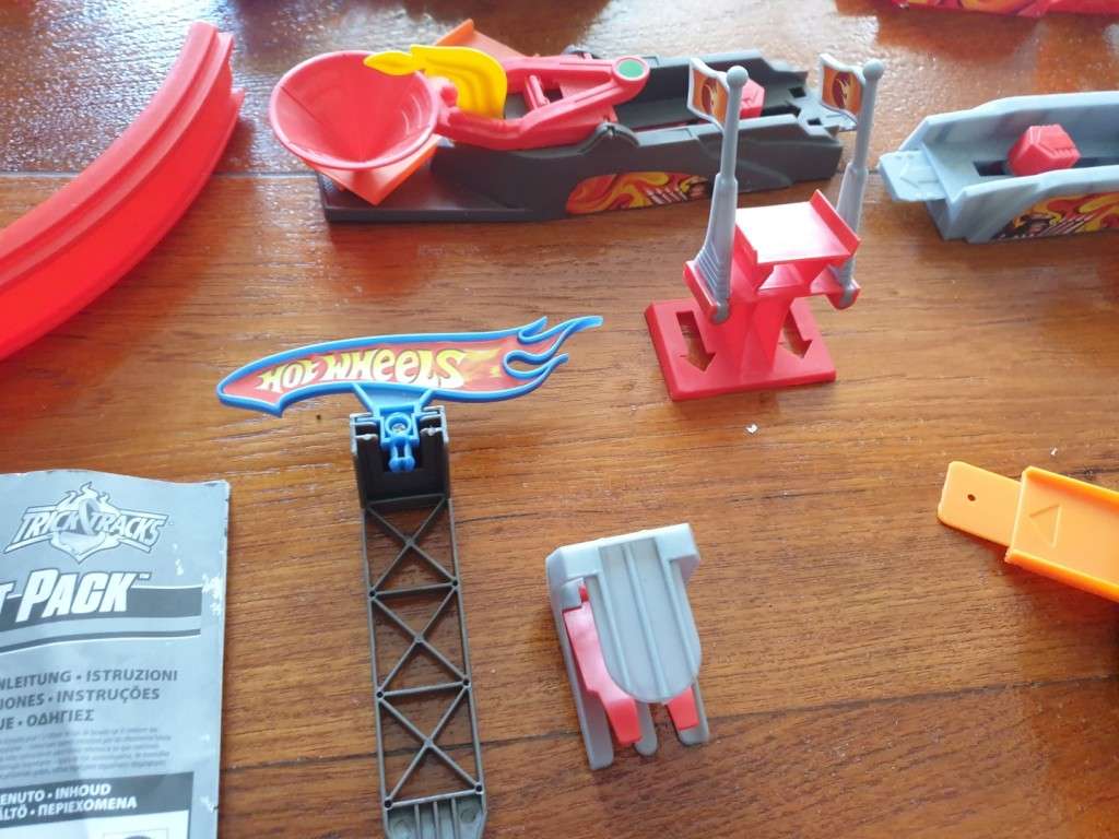 Hot Wheels mega stunt pack trick tracks   RETAIL R2199