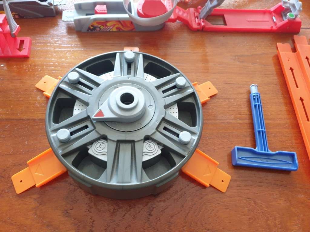 Hot Wheels mega stunt pack trick tracks   RETAIL R2199