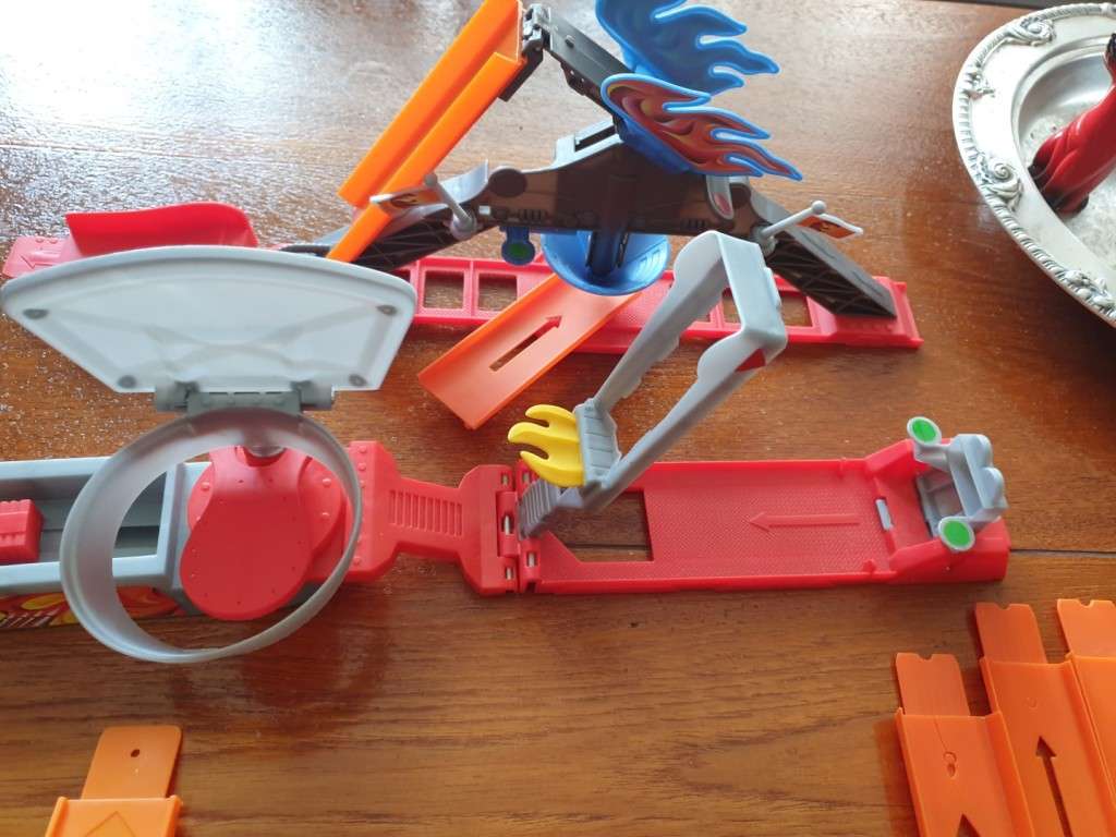 Hot Wheels mega stunt pack trick tracks   RETAIL R2199