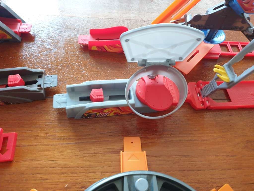 Hot Wheels mega stunt pack trick tracks   RETAIL R2199