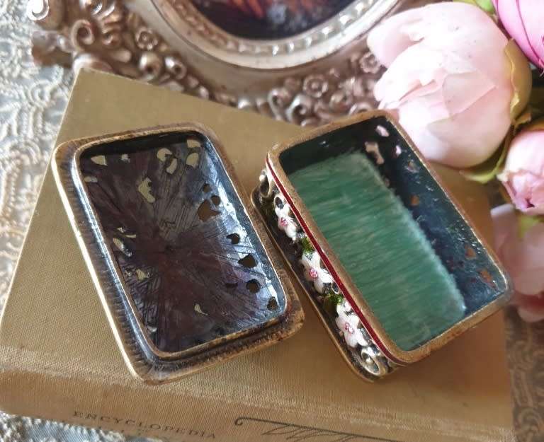 SMALL JEWELLED AND ENAMELLED TRINKET BOX