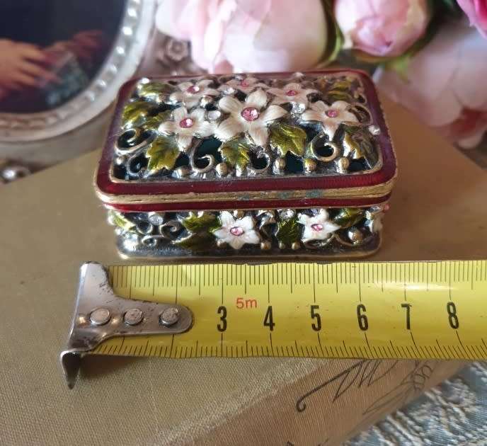 SMALL JEWELLED AND ENAMELLED TRINKET BOX