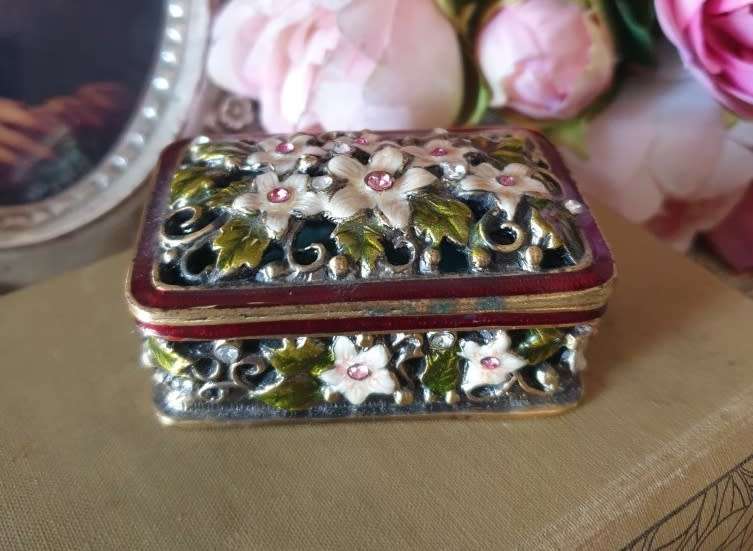 SMALL JEWELLED AND ENAMELLED TRINKET BOX